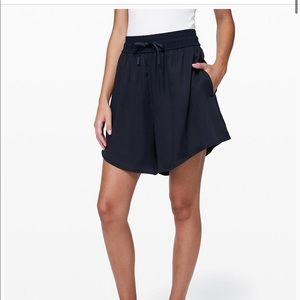 Lululemon Feeling Femme Short 6"- navy